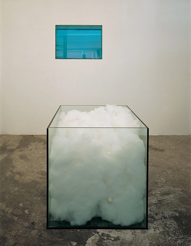 陳慧嶠，《無形玩伴》，1997，玻璃、棉花、乒乓球，90×90×90cm。-圖片